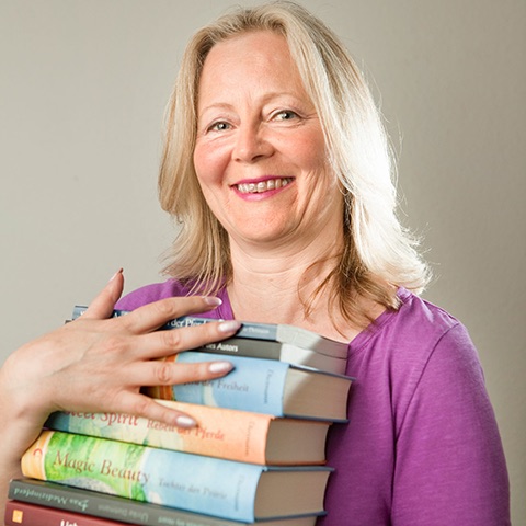 Ulrike Dietmann mit den Büchern der Pegasus Schreibschule